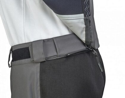 Salopette composée d'un pantalon et d'un plastron. Les deux éléments sont dissociables grâce à un zip dans le dos, ce qui permet d'adapter sa tenue aux conditions de navigation.